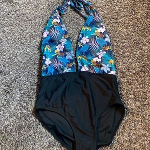 NWOT deep cut floral swimsuit. Size Small